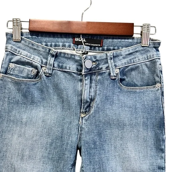 BDG Mid Rise Ankle Cigarette Light Wash Denim Jeans Women’s Size 27 Stretch - Picture 2 of 9